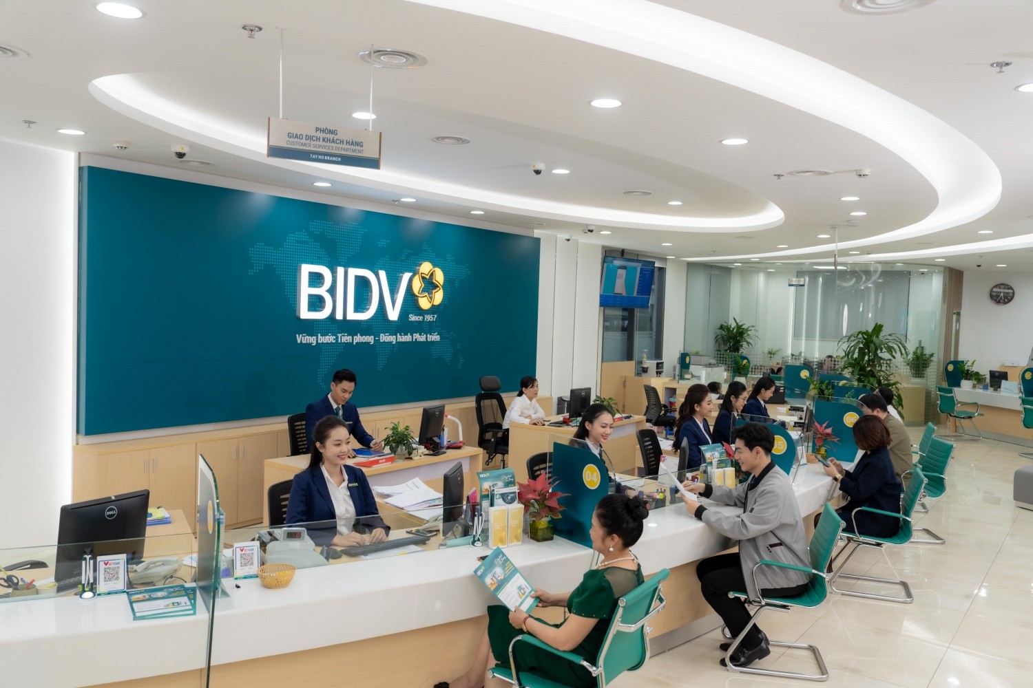 Tin ngân hàng ngày 31/5: Yêu cầu giảm từ 1-2% lãi suất cho vay