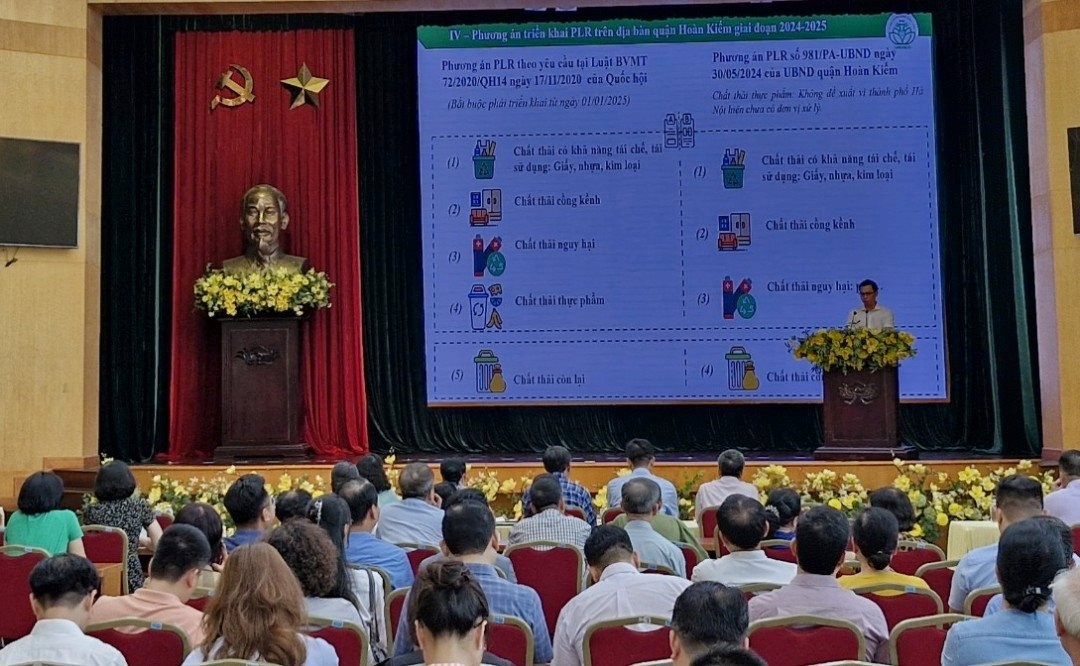 Quận Hoàn Kiếm triển khai phương án thí điểm phân loại rác tại nguồn Quận Hoàn Kiếm triển khai phương án thí điểm phân loại rác tại nguồn