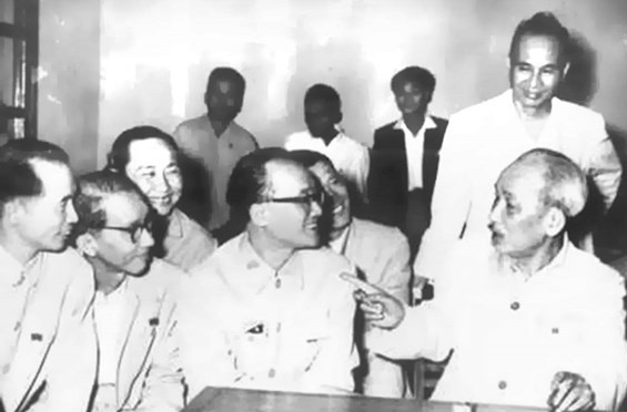 Chủ tịch Hồ Chí Minh với đại biểu trí thức dự Hội nghị Chính trị đặc biệt tháng 3-1964. Ảnh tư liệu. Chủ tịch Hồ Chí Minh với đại biểu trí thức dự Hội nghị Chính trị đặc biệt tháng 3-1964. Ảnh tư liệu.