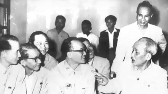 Vận dụng tư tưởng Hồ Chí Minh vào xây dựng và phát triển đội ngũ trí thức trẻ ở Việt Nam đáp ứng yêu cầu Cách mạng công nghiệp 4.0