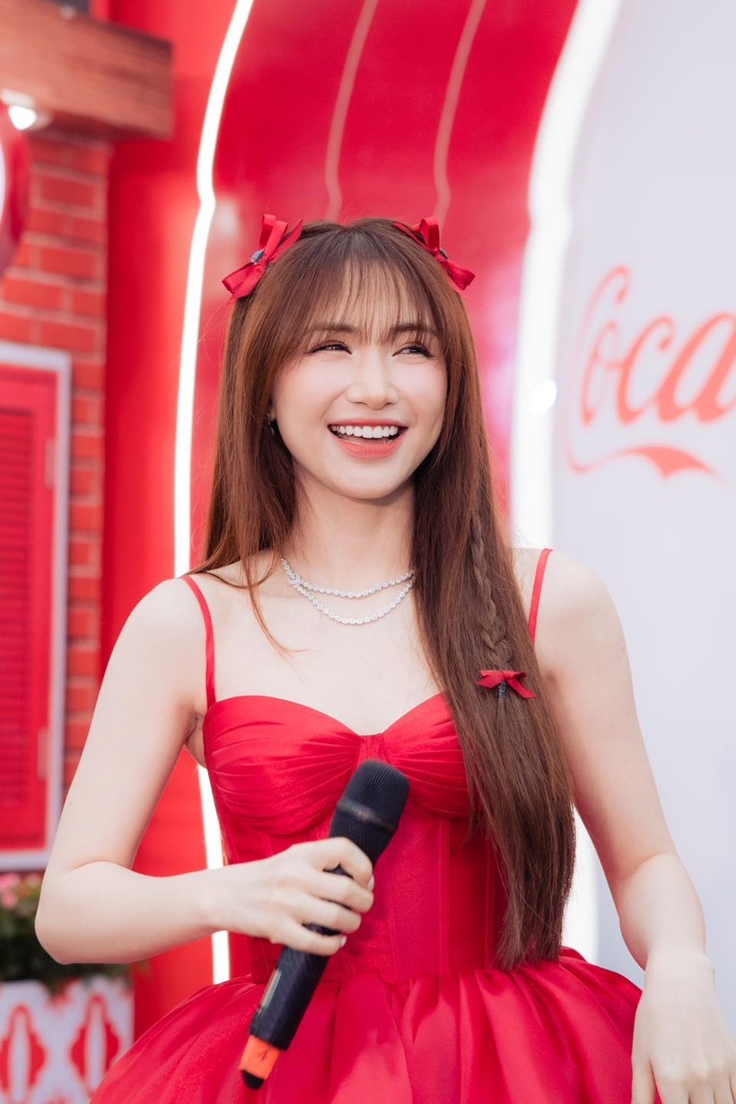 Hòa Minzy có tình mới sau khi chia tay bạn trai thiếu gia? Hòa Minzy có tình mới sau khi chia tay bạn trai thiếu gia?