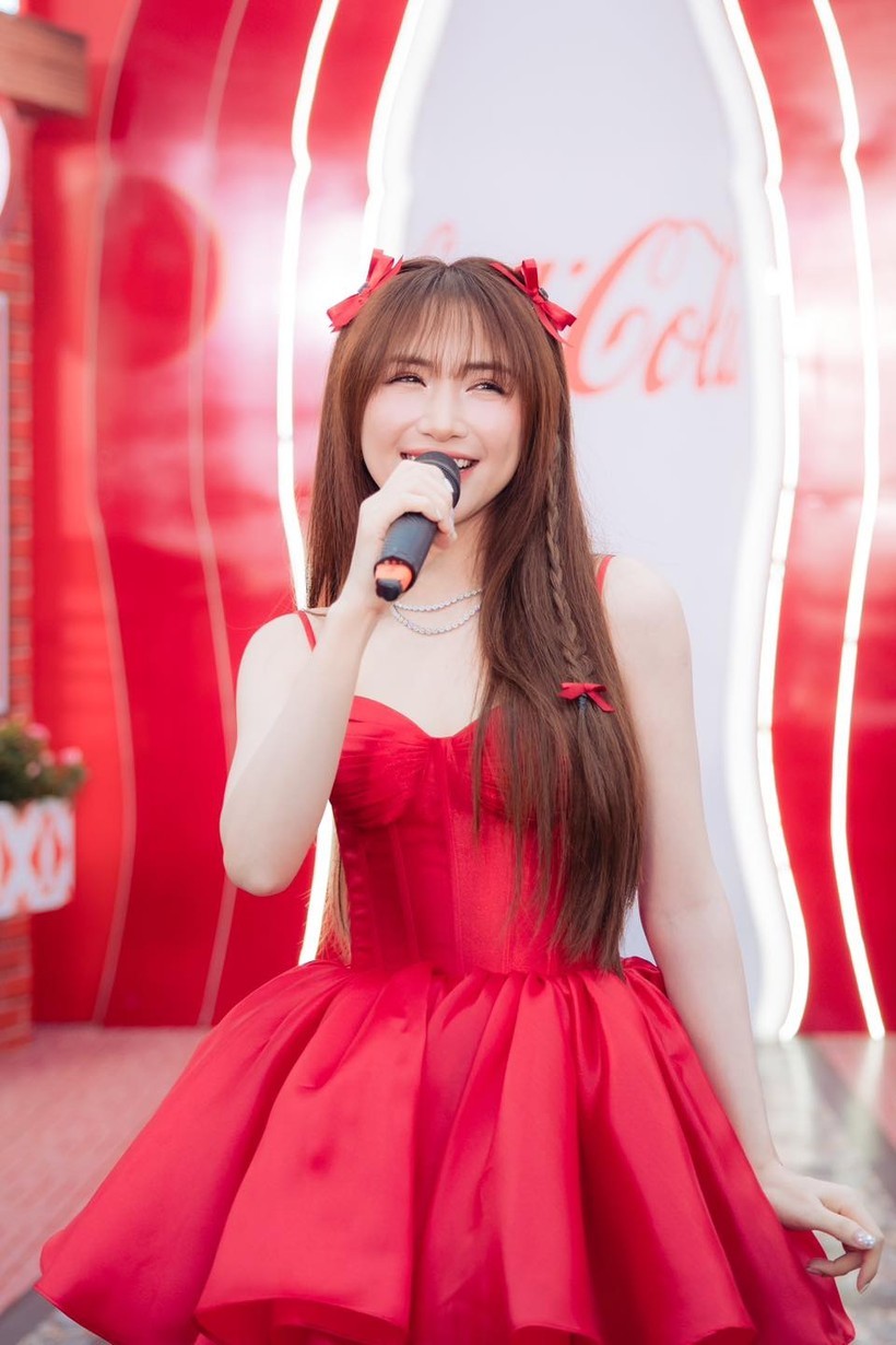 Hòa Minzy có tình mới sau khi chia tay bạn trai thiếu gia? Hòa Minzy có tình mới sau khi chia tay bạn trai thiếu gia?