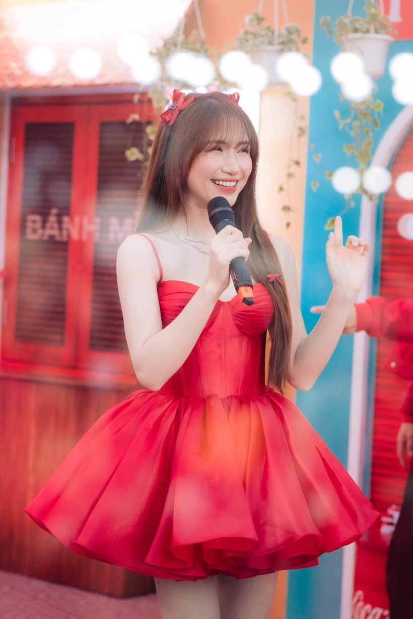 Hòa Minzy có tình mới sau khi chia tay bạn trai thiếu gia? Hòa Minzy có tình mới sau khi chia tay bạn trai thiếu gia?