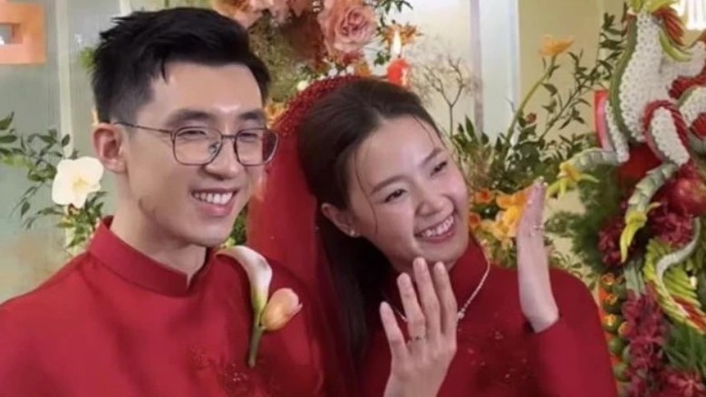 Midu tổ chức lễ gia tiên với thiếu gia Nhựa Duy Tân