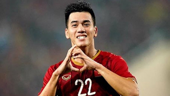 Tiền đạo Nguyễn Tiến Linh nhận tiền lót tay cực 