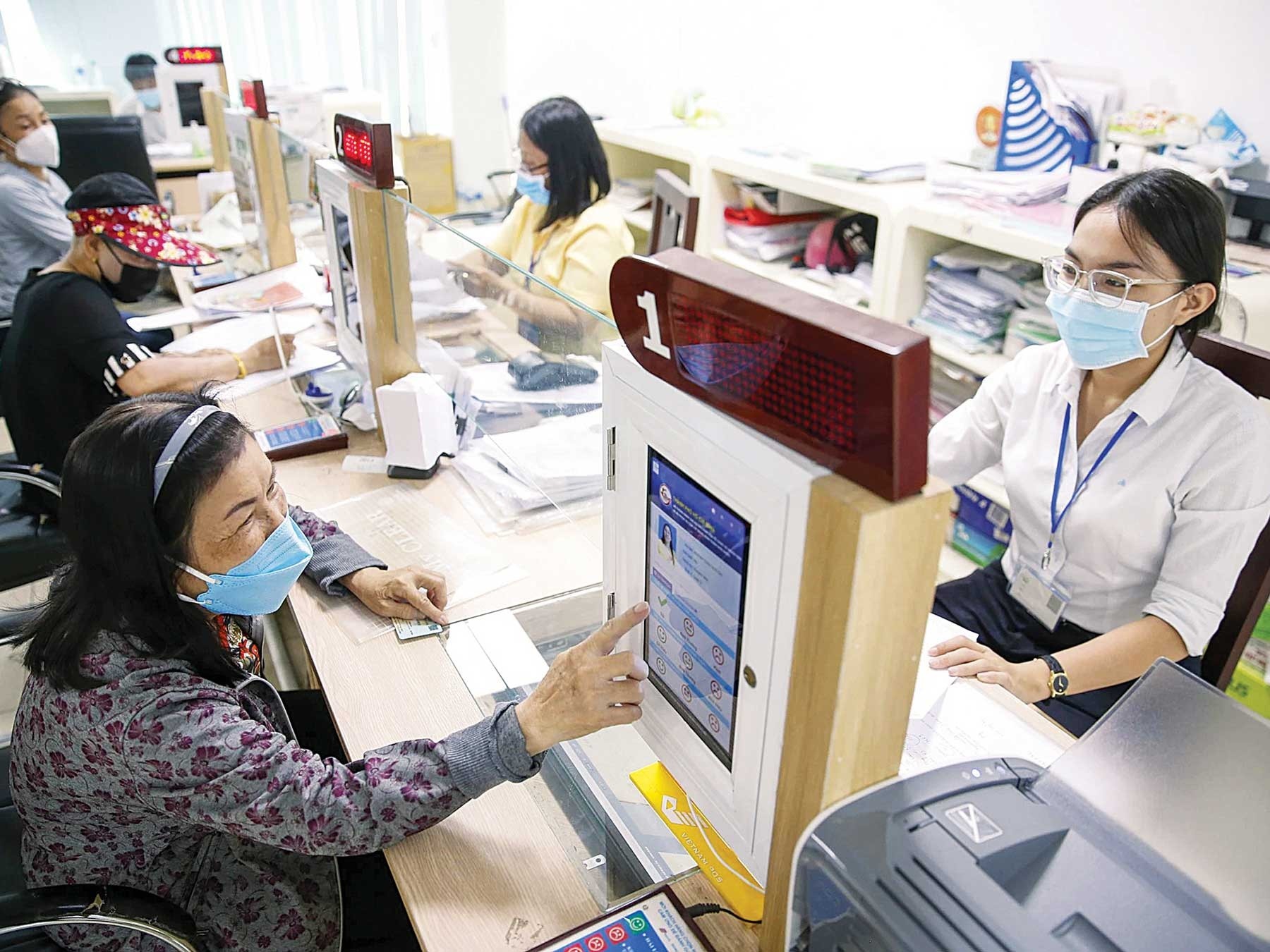 Người dân Thành phố Hồ Chí Minh đánh giá sự hài lòng đối với cán bộ, công chức trực tiếp xử lý hồ sơ hành chính_Ảnh: nld.com.vn