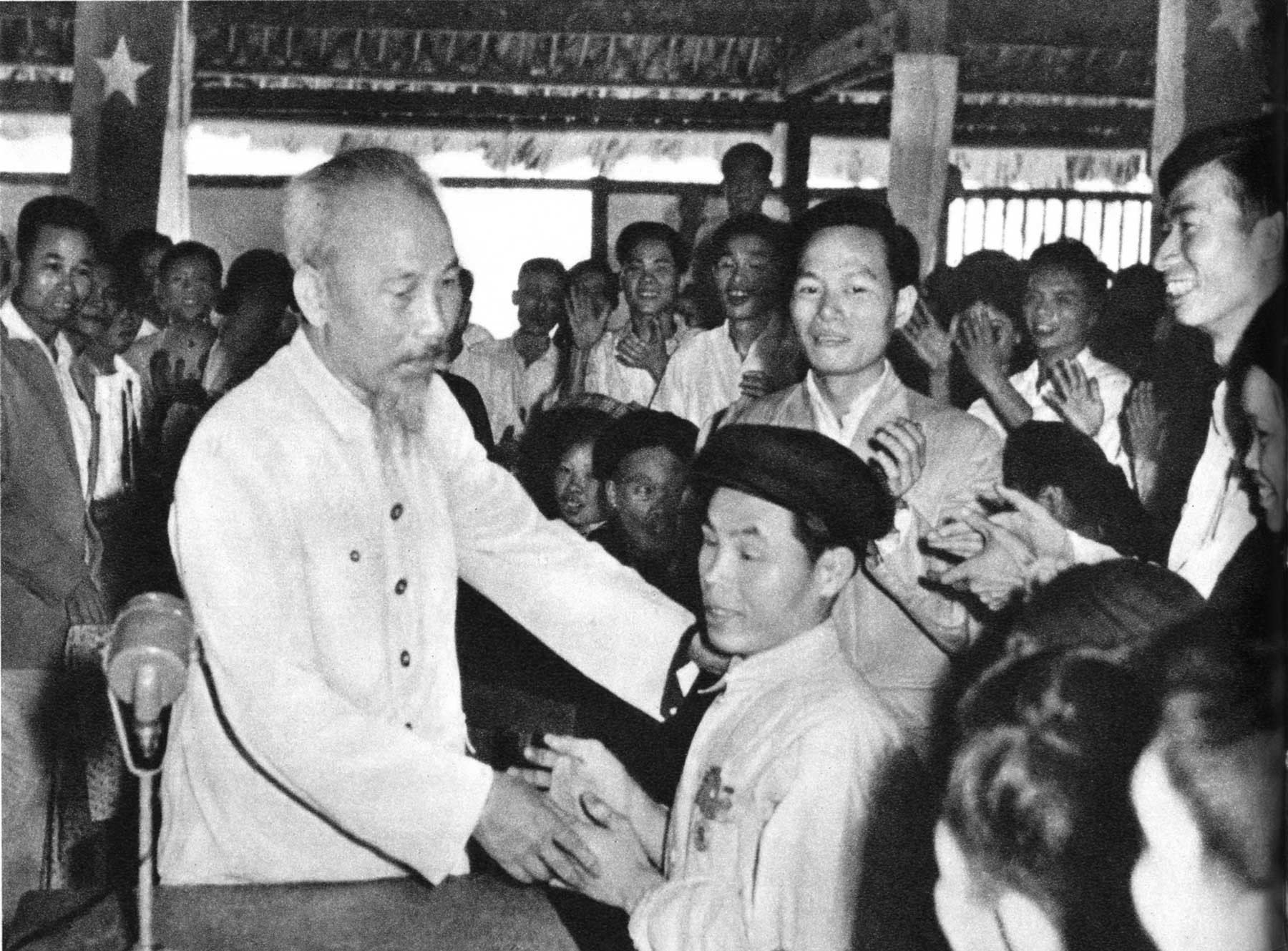 inh thời, Chủ tịch Hồ Chí Minh luôn quan tâm đến cuộc sống nhân dân, tôn trọng ý kiến và phát huy quyền làm chủ của nhân dân_Ảnh: TL