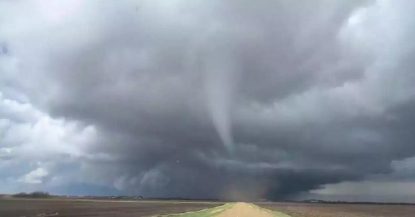 Mỹ: Bão lốc càn quét khiến hàng trăm nghìn hộ gia đình mất điện