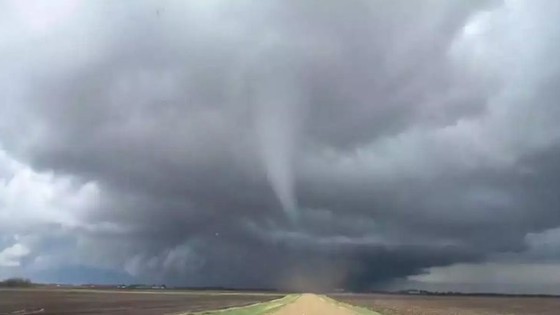 Mỹ: Bão lốc càn quét khiến hàng trăm nghìn hộ gia đình mất điện