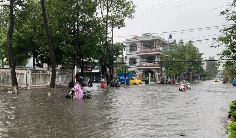 Khắc phục tình trạng ngập úng do mưa lớn tại TP. Rạch Giá Khắc phục tình trạng ngập úng do mưa lớn tại TP. Rạch Giá