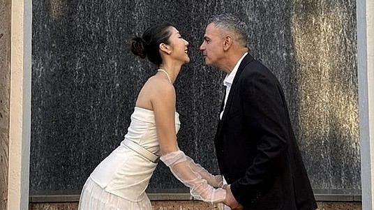 Ngọc Quyên mặc gợi cảm, hôn bạn trai Tây khi đi du lịch