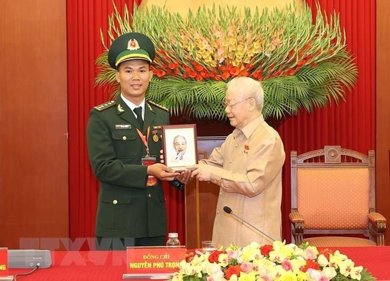 Đại úy Vũ Văn Cường vinh dự được Tổng Bí thư trực tiếp trao tặng bức chân dung Chủ tịch Hồ Chí Minh