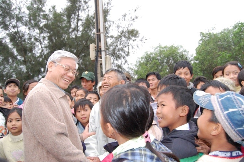 Đồng chí Nguyễn Phú Trọng với các cháu học sinh Quảng Trị năm 2010. Ảnh: Đỗ Phú Thọ Đồng chí Nguyễn Phú Trọng với các cháu học sinh Quảng Trị năm 2010. Ảnh: Đỗ Phú Thọ