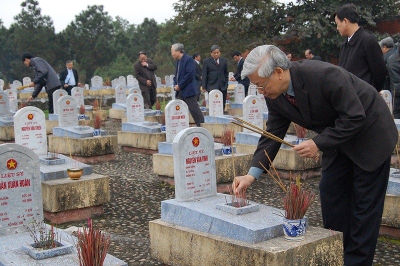 Đồng chí Nguyễn Phú Trọng thắp hương tưởng niệm các liệt sĩ tại Nghĩa trang Quốc gia Đường 9 năm 2010. Ảnh: Đỗ Phú Thọ. Đồng chí Nguyễn Phú Trọng thắp hương tưởng niệm các liệt sĩ tại Nghĩa trang Quốc gia Đường 9 năm 2010. Ảnh: Đỗ Phú Thọ.
