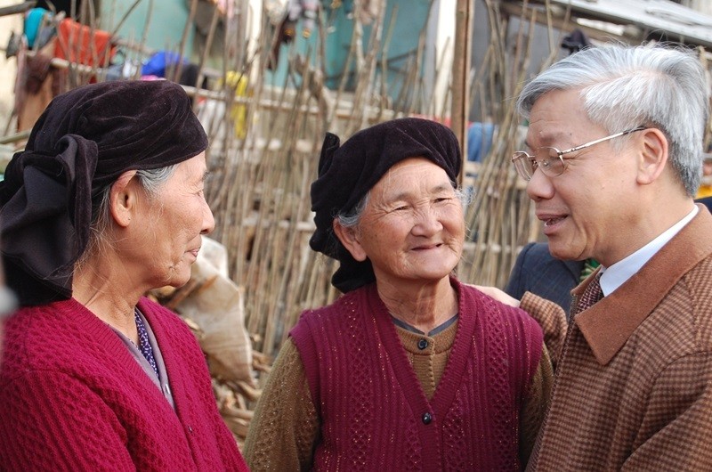 Đồng chí Nguyễn Phú Trọng trò chuyện thân mật với các cụ cao tuổi tỉnh Lạng Sơn năm 2009. Ảnh: Đỗ Phú Thọ Đồng chí Nguyễn Phú Trọng trò chuyện thân mật với các cụ cao tuổi tỉnh Lạng Sơn năm 2009. Ảnh: Đỗ Phú Thọ