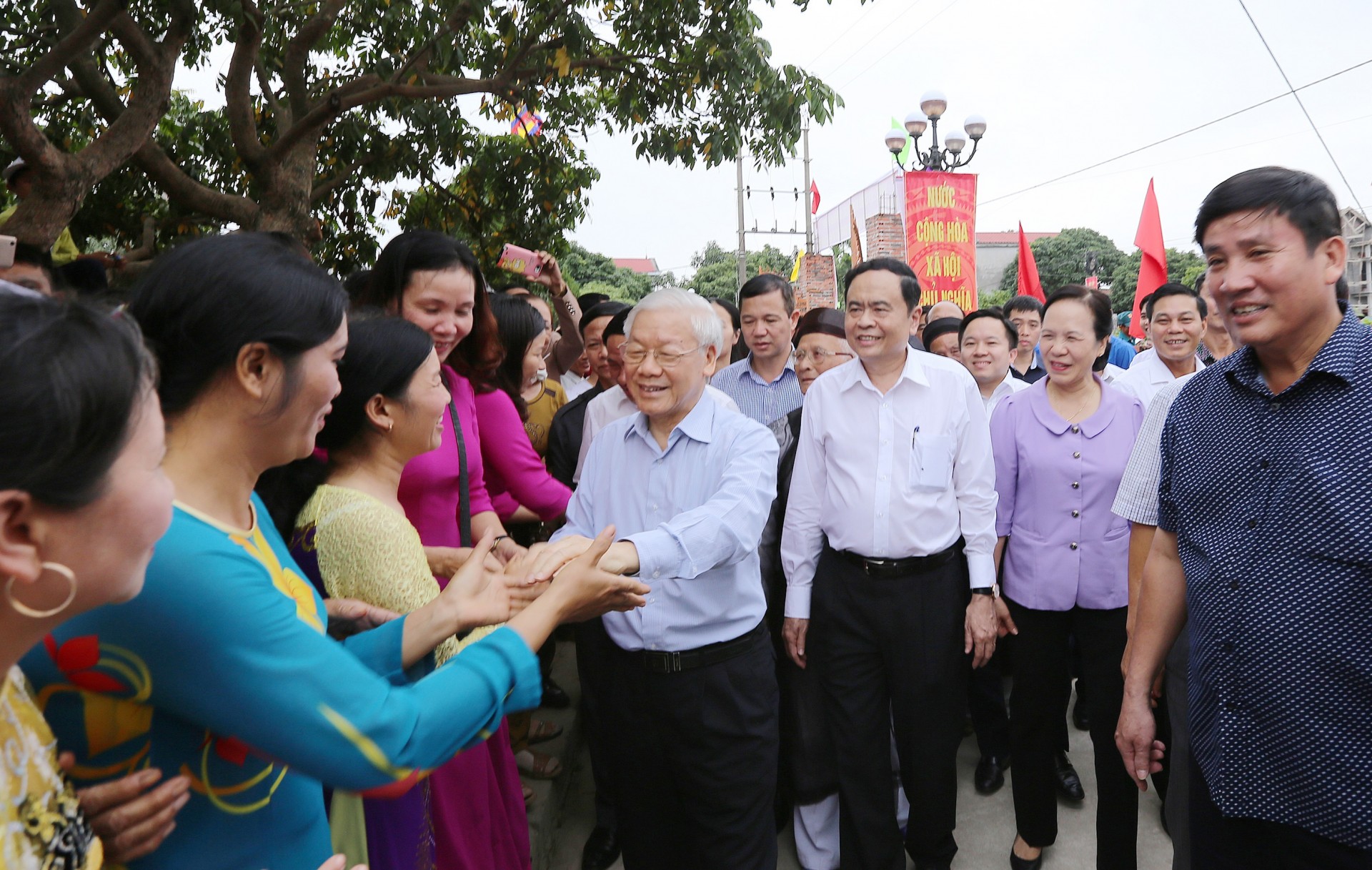 Tổng Bí thư Nguyễn Phú Trọng với nhân dân thôn Thượng Điện, xã Vinh Quang, huyện Vĩnh Bảo, thành phố Hải Phòng _Nguồn: TTXVN