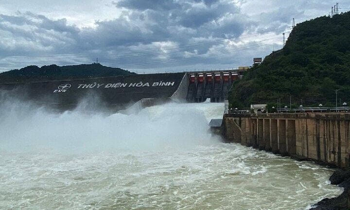Thủy điện Hòa Bình tiếp tục mở cửa xả đáy thứ 3 Thủy điện Hòa Bình tiếp tục mở cửa xả đáy thứ 3