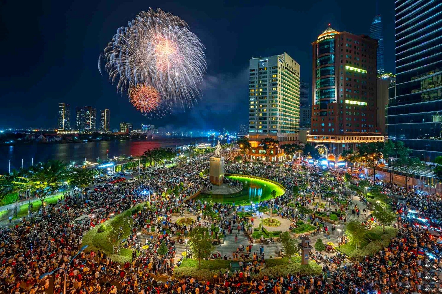 Nhân dân đón chào năm mới ở Thành phố Hồ Chí Minh _Nguồn: nhiepanhdoisong.vn