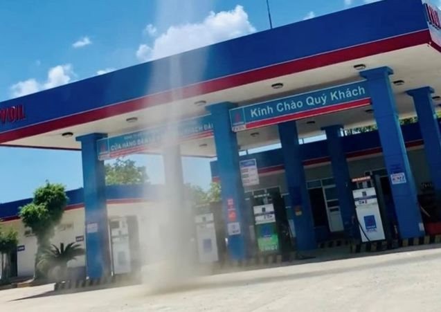 Xuất hiện lốc xoáy cao hàng chục mét trước cửa hàng xăng dầu ở Hà Tĩnh Xuất hiện lốc xoáy cao hàng chục mét trước cửa hàng xăng dầu ở Hà Tĩnh
