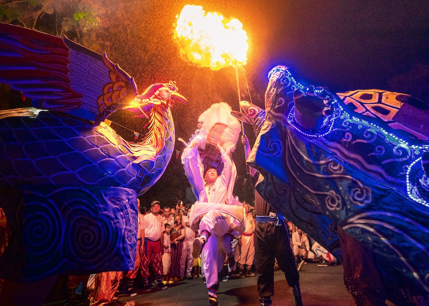 Nhân dân xem múa rồng nhang đại lễ Hội Yến Diêu Trì Cung - lễ hội lớn nhất trong năm của Tòa thánh Cao Đài Tây Ninh trong đêm trung thu _Nguồn: nhiepanhdoisong.vn