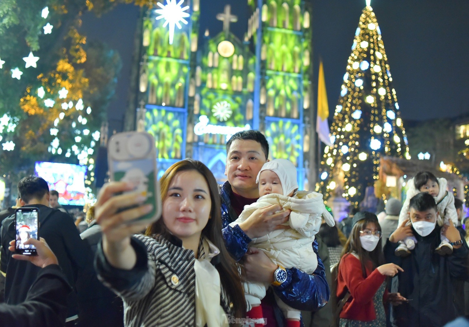 Nhân dân đón Giáng sinh tại khu vực Nhà thờ Lớn (quận Hoàn Kiếm, thành phố Hà Nội) _Nguồn: tienphong.vn