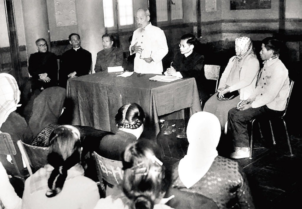 Chủ tịch Hồ Chí Minh gặp mặt các đại biểu Hội đồng nhân dân khóa đầu tiên của Hà Nội, ngày 4-1-1958_ Ảnh: TTXVN