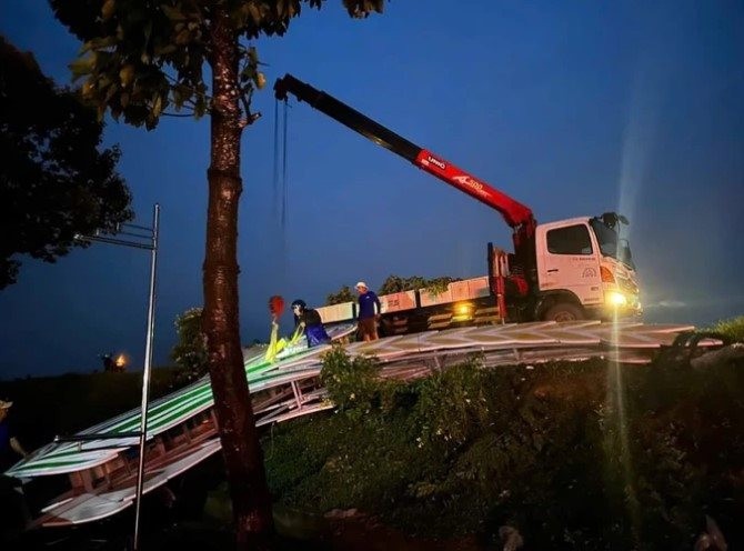 Mưa lớn kèm lốc xoáy đã làm sập và tốc mái hàng chục căn nhà ở Đồng bằng sông Cửu Long Mưa lớn kèm lốc xoáy đã làm sập và tốc mái hàng chục căn nhà ở Đồng bằng sông Cửu Long