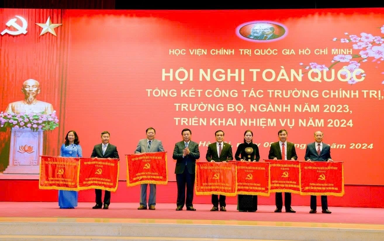 GS,TS Nguyễn Xuân Thắng, Ủy viên Bộ chính trị, Giám đốc Học viện Chính trị quốc gia Hồ Chí Minh trao cờ thi đua cho các đơn vị dẫn đầu phong trào thi đua tại Hội nghị toàn quốc tổng kết công tác trường chính trị, trường bộ, ngành năm 2023, triển khai nhiệm vụ năm 2024 GS,TS Nguyễn Xuân Thắng, Ủy viên Bộ chính trị, Giám đốc Học viện Chính trị quốc gia Hồ Chí Minh trao cờ thi đua cho các đơn vị dẫn đầu phong trào thi đua tại Hội nghị toàn quốc tổng kết công tác trường chính trị, trường bộ, ngành năm 2023, triển khai nhiệm vụ năm 2024