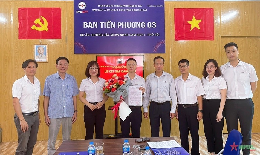 Đảng ủy Ban Quản lý dự án các công trình điện miền Bắc tổ chức Lễ kết nạp đảng viên mới cho đồng chí Hoàng Đức Chính (Ban Tiền phương 3 thuộc Dự án Đường dây 500kV mạch 3 cung đoạn Nhà máy Nhiệt điện Nam Định I-Phố Nối). Ảnh: qdnd.vn