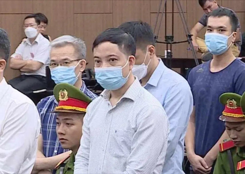 Trong vụ án chuyến bay giải cứu, bị cáo Phạm Trung Kiên, cựu thư ký Thứ trưởng Bộ Y tế, bị cáo buộc nhận hối lộ 253 lần với tổng số tiền 42,6 tỉ đồng trong quá trình cấp phép chuyến bay.