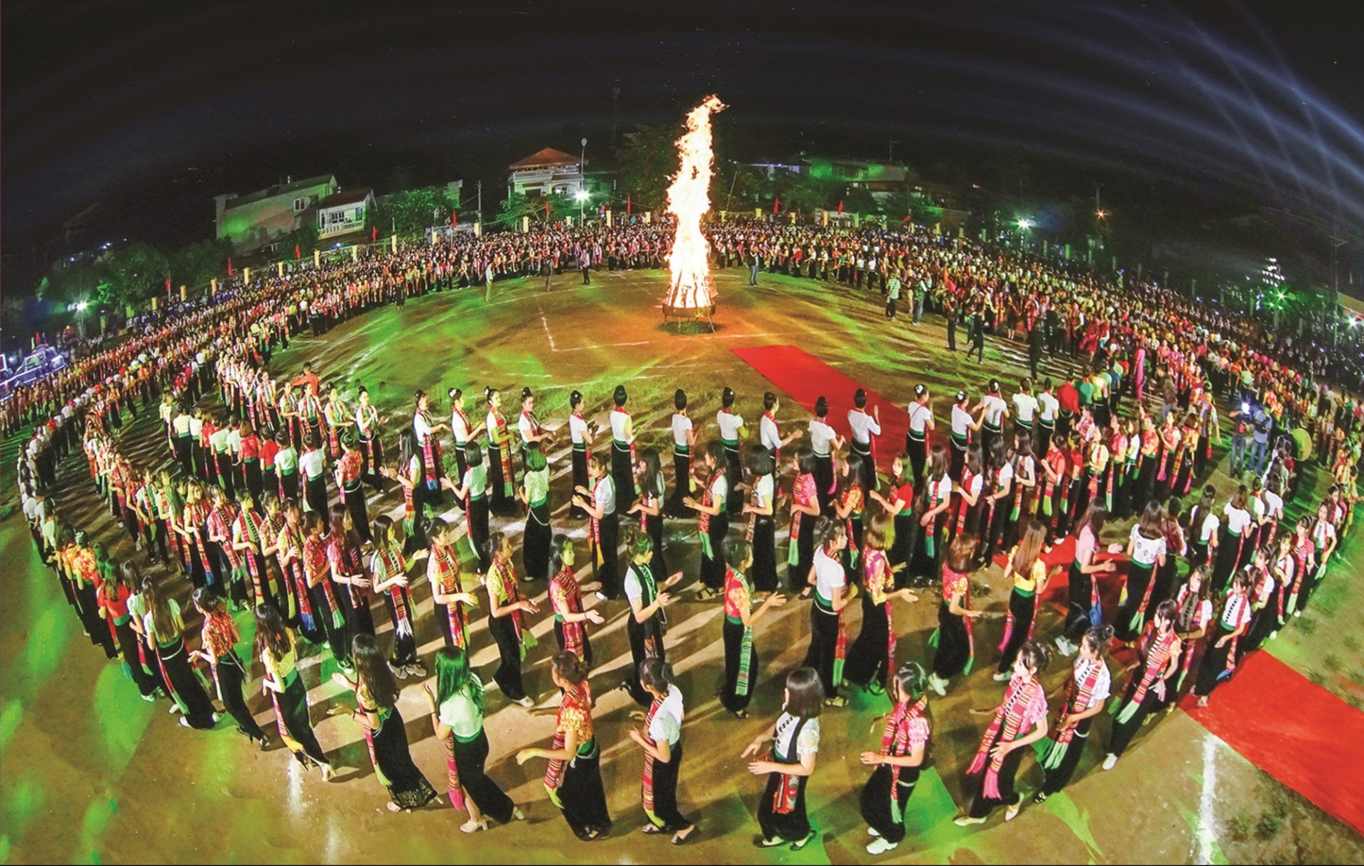 Nâng cao hiệu quả thực hiện chính sách bảo tồn và phát huy giá trị văn hóa truyền thống của các dân tộc ít người ở nước ta hiện nay