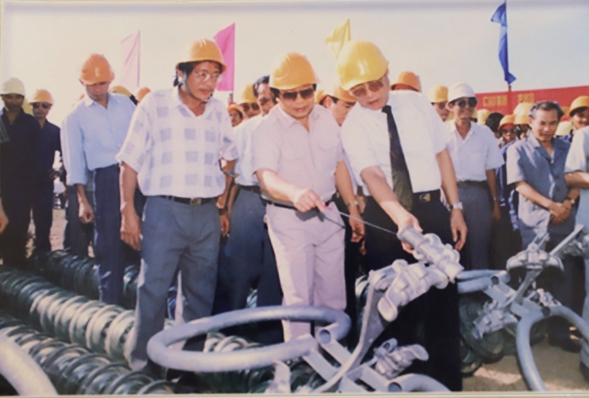 Thủ tướng Võ Văn Kiệt trên công trình đường dây 500 kV Bắc - Nam _ Ảnh tư liệu