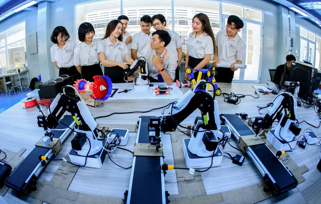 Sinh viên trường Đại học Quốc tế Miền Đông thực hành thí nghiệm quy trình công nghệ tự động hóa. Ảnh: DUY TÌNH Sinh viên trường Đại học Quốc tế Miền Đông thực hành thí nghiệm quy trình công nghệ tự động hóa. Ảnh: DUY TÌNH