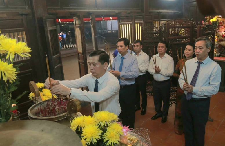 'Đêm hoa đăng' tri ân anh hùng liệt sĩ trên sông Thạch Hãn 'Đêm hoa đăng' tri ân anh hùng liệt sĩ trên sông Thạch Hãn