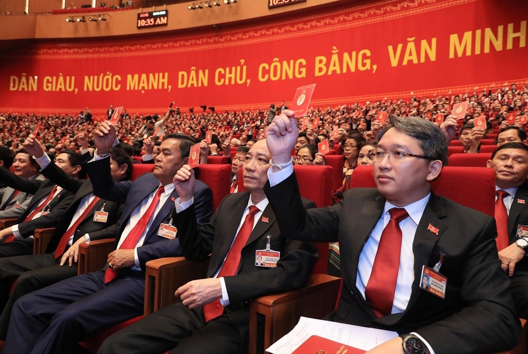 Các đại biểu biểu quyết tại Đại hội đại biểu toàn quốc lần thứ XIII của Đảng_Ảnh: TTXVN Các đại biểu biểu quyết tại Đại hội đại biểu toàn quốc lần thứ XIII của Đảng_Ảnh: TTXVN