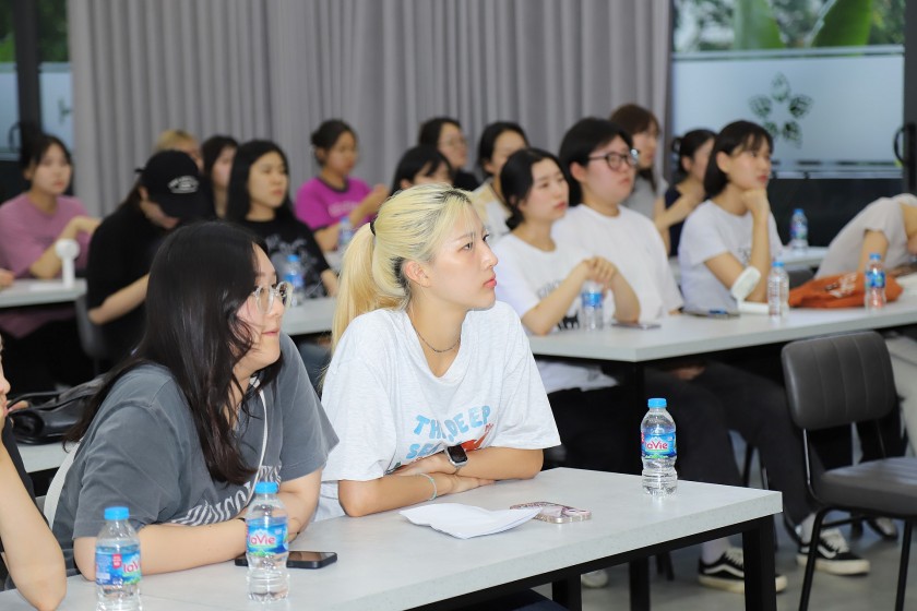 Sinh viên Hàn Quốc hào hứng khám phá môi trường làm việc tại Nhà máy Bia Hà Nội - Mê Linh