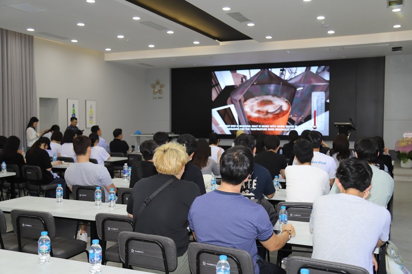 Sinh viên Hàn Quốc hào hứng khám phá môi trường làm việc tại Nhà máy Bia Hà Nội - Mê Linh