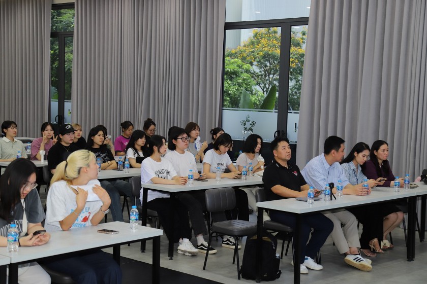 Sinh viên Hàn Quốc hào hứng khám phá môi trường làm việc tại Nhà máy Bia Hà Nội - Mê Linh