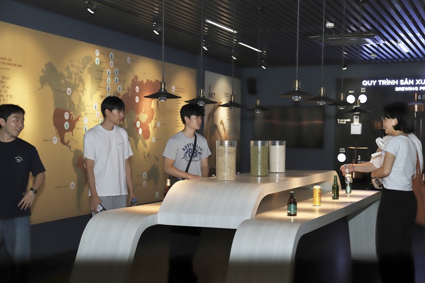 Sinh viên Hàn Quốc hào hứng khám phá môi trường làm việc tại Nhà máy Bia Hà Nội - Mê Linh