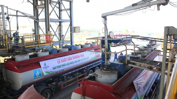 BSR xuất bán sản phẩm dầu DO sang thị trường Lào