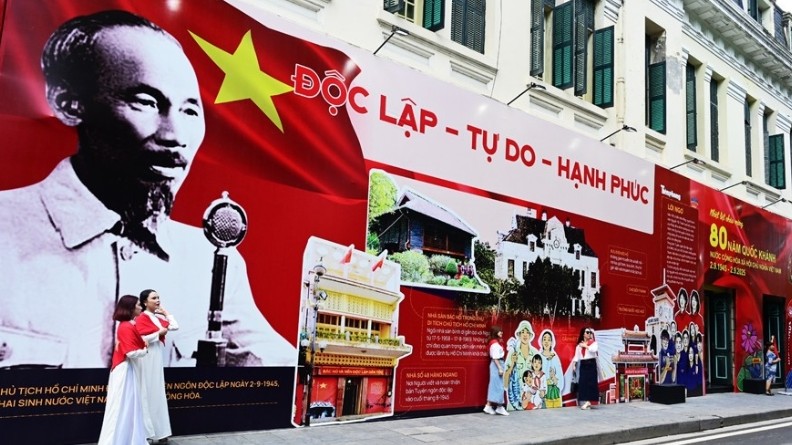 Hà Nội rộn ràng cờ hoa trước Đại lễ