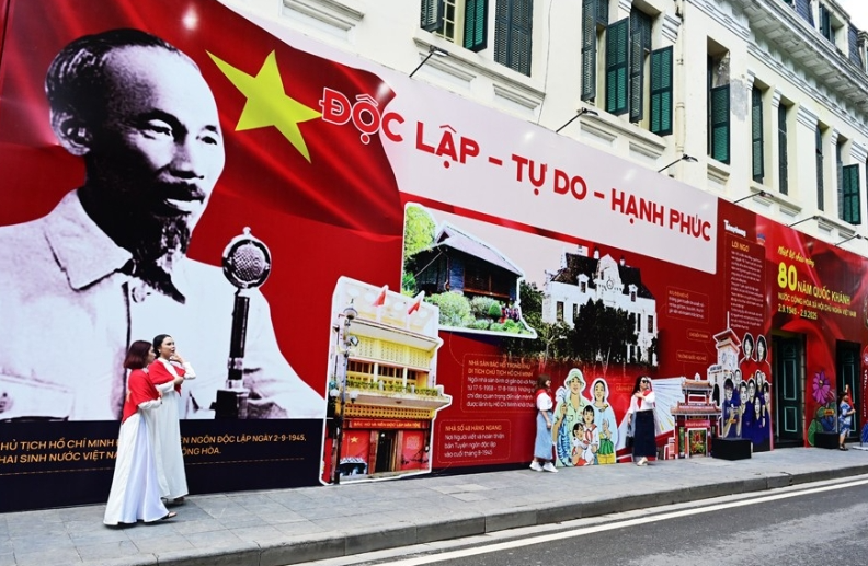 Hà Nội rộn ràng cờ hoa trước Đại lễ
