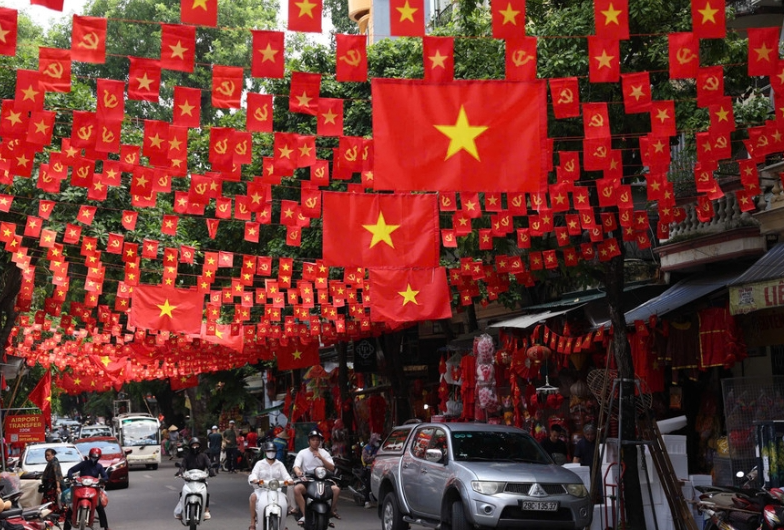 Hà Nội rợp trời sắc đỏ mừng Quốc khánh
