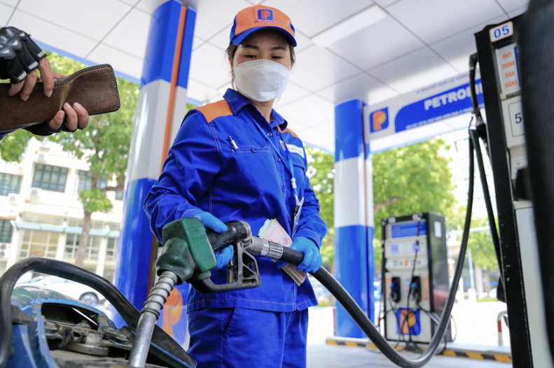 Giá xăng dầu đồng loạt giảm