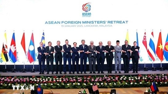 Những nỗ lực của Việt Nam nhằm củng cố, phát huy vai trò trung tâm của ASEAN trong giai đoạn 2016 – 2025 và một số khuyến nghị