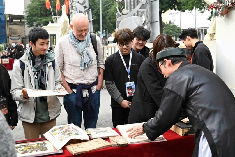 "Đánh thức" tranh Đông Hồ "Đánh thức" tranh Đông Hồ