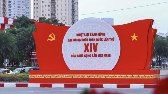 Kiên định chủ nghĩa Mác – Lênin, tư tưởng Hồ Chí Minh với yêu cầu giữ vững vai trò lãnh đạo của Đảng, lấy dân làm gốc, bám sát thực tiễn, đổi mới tư d