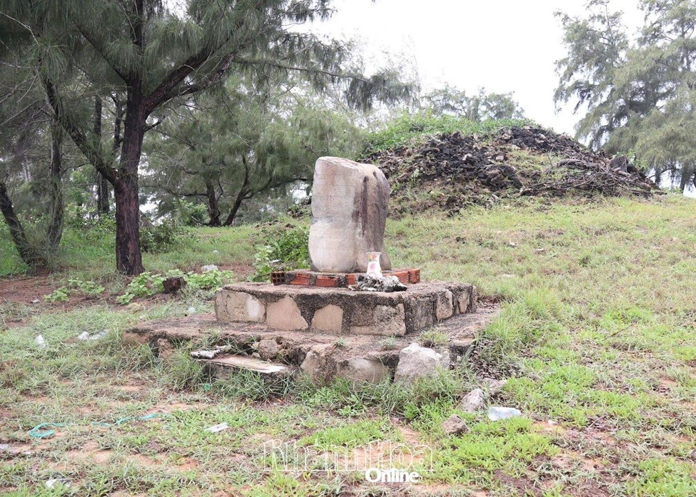 Bia ký khắc các dòng chữ Phạn và Chăm cổ tại Hòn Đỏ.