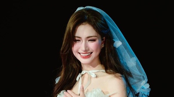 Hòa Minzy góp 400 triệu đồng xây cầu cho người dân Điện Biên