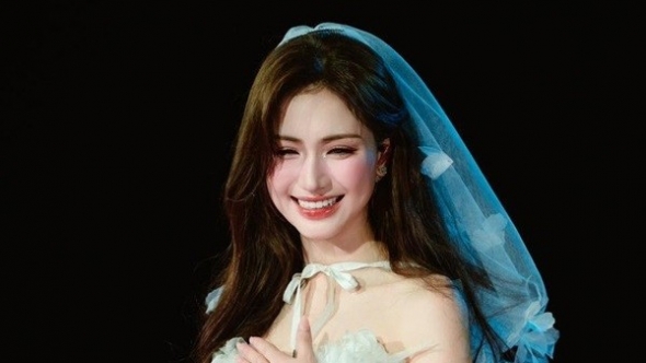 Hòa Minzy góp 400 triệu đồng xây cầu cho người dân Điện Biên